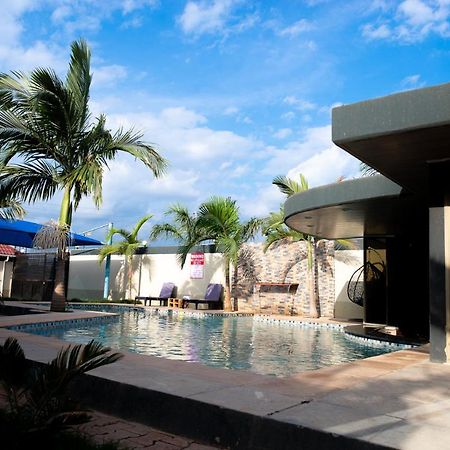 Emc Fully Furnished &Serviced Villas 4 Bedroom With Solar Power , Private Pool, Starlink Wifi ,Aircons & Dstv ลุซากา ภายนอก รูปภาพ