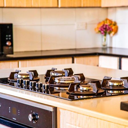 Emc Fully Furnished &Serviced Villas 4 Bedroom With Solar Power , Private Pool, Starlink Wifi ,Aircons & Dstv ลุซากา ภายนอก รูปภาพ