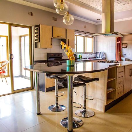 Emc Fully Furnished &Serviced Villas 4 Bedroom With Solar Power , Private Pool, Starlink Wifi ,Aircons & Dstv ลุซากา ภายนอก รูปภาพ