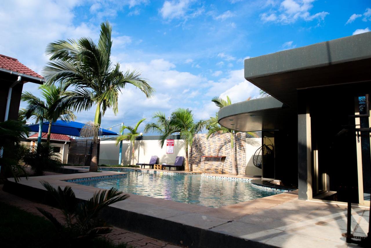 Emc Fully Furnished &Serviced Villas 4 Bedroom With Solar Power , Private Pool, Starlink Wifi ,Aircons & Dstv ลุซากา ภายนอก รูปภาพ