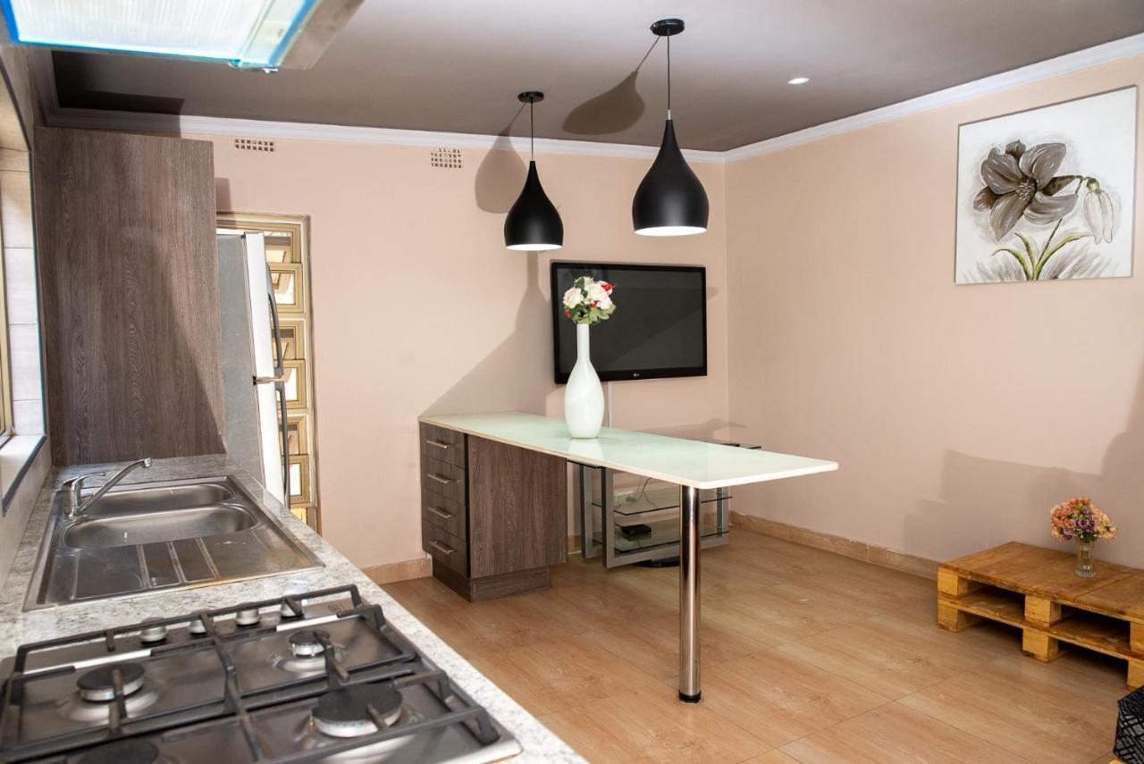 Emc Fully Furnished &Serviced Villas 4 Bedroom With Solar Power , Private Pool, Starlink Wifi ,Aircons & Dstv ลุซากา ภายนอก รูปภาพ