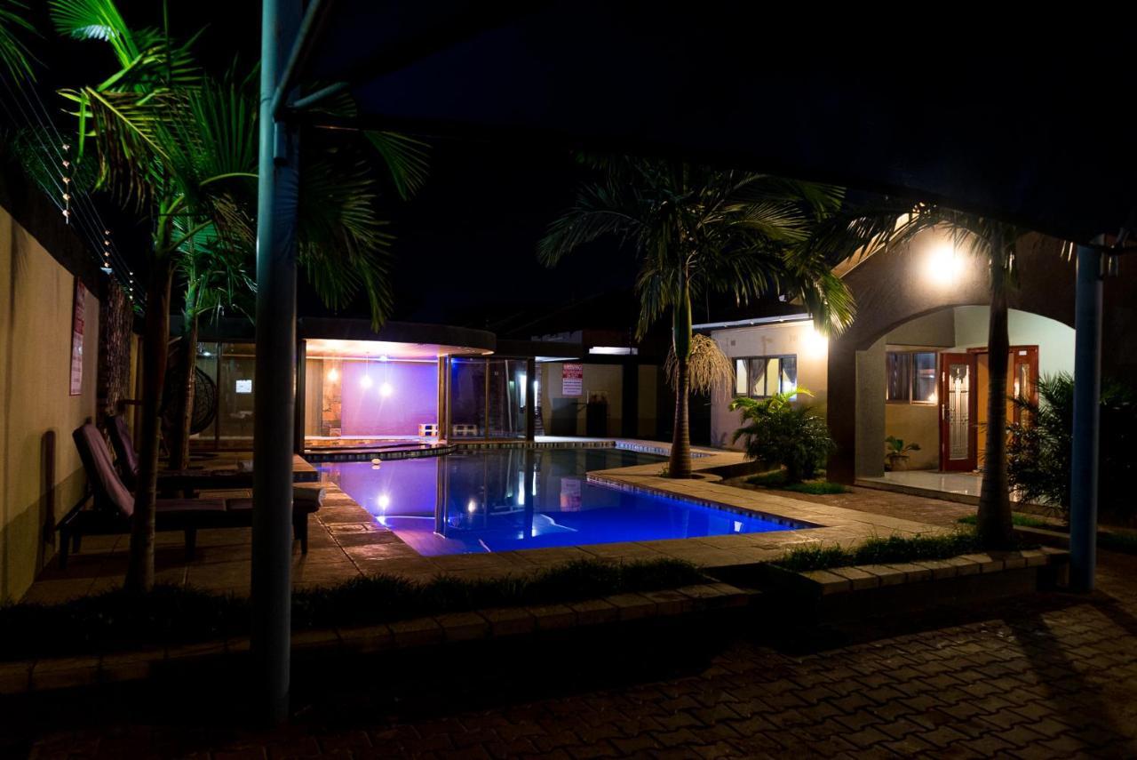 Emc Fully Furnished &Serviced Villas 4 Bedroom With Solar Power , Private Pool, Starlink Wifi ,Aircons & Dstv ลุซากา ภายนอก รูปภาพ