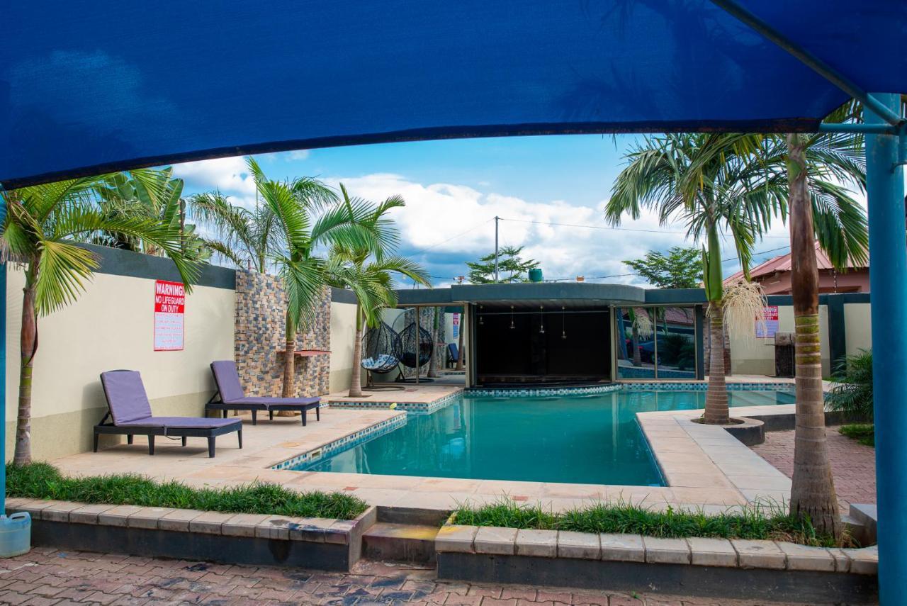 Emc Fully Furnished &Serviced Villas 4 Bedroom With Solar Power , Private Pool, Starlink Wifi ,Aircons & Dstv ลุซากา ภายนอก รูปภาพ