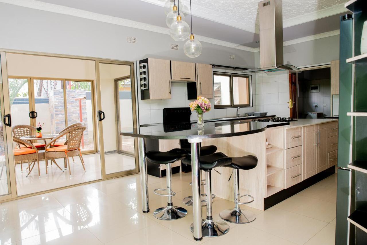 Emc Fully Furnished &Serviced Villas 4 Bedroom With Solar Power , Private Pool, Starlink Wifi ,Aircons & Dstv ลุซากา ภายนอก รูปภาพ