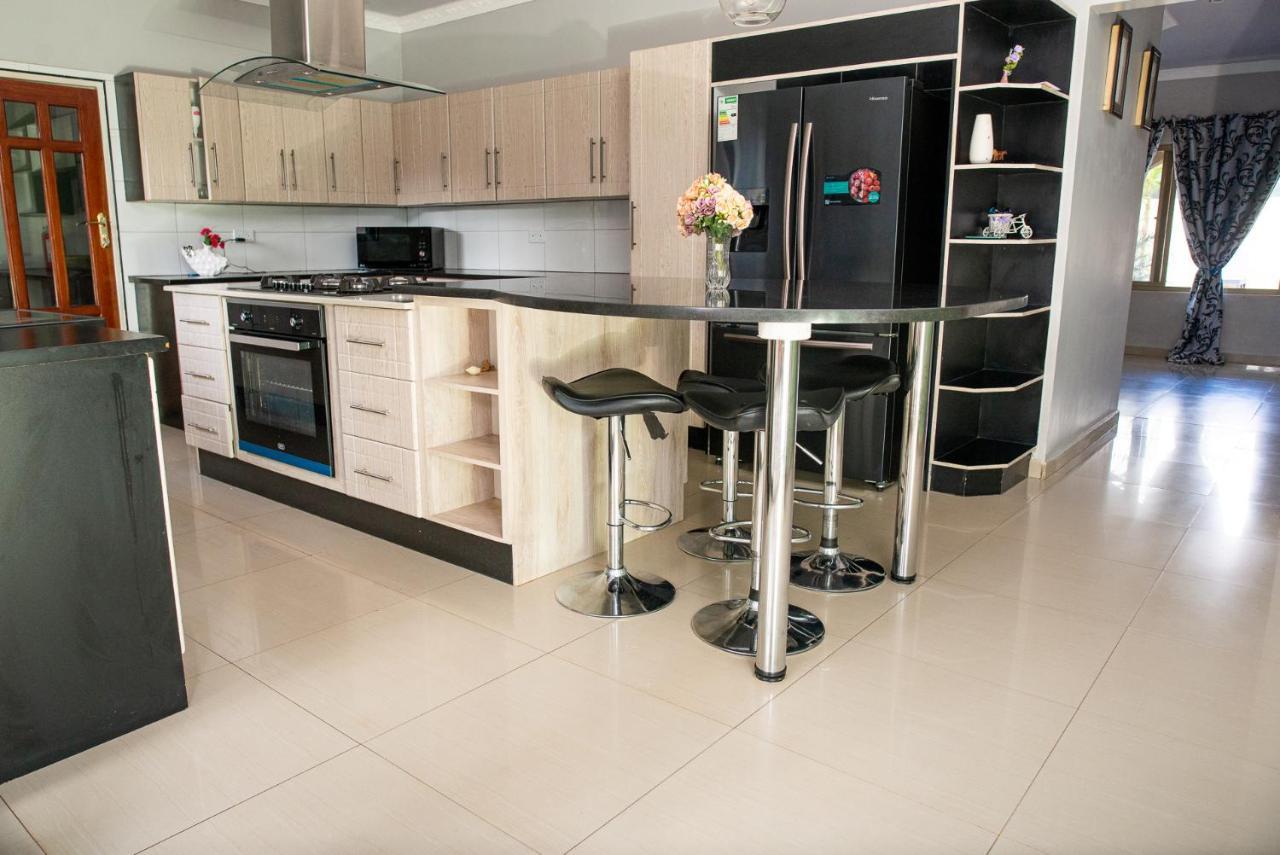 Emc Fully Furnished &Serviced Villas 4 Bedroom With Solar Power , Private Pool, Starlink Wifi ,Aircons & Dstv ลุซากา ภายนอก รูปภาพ