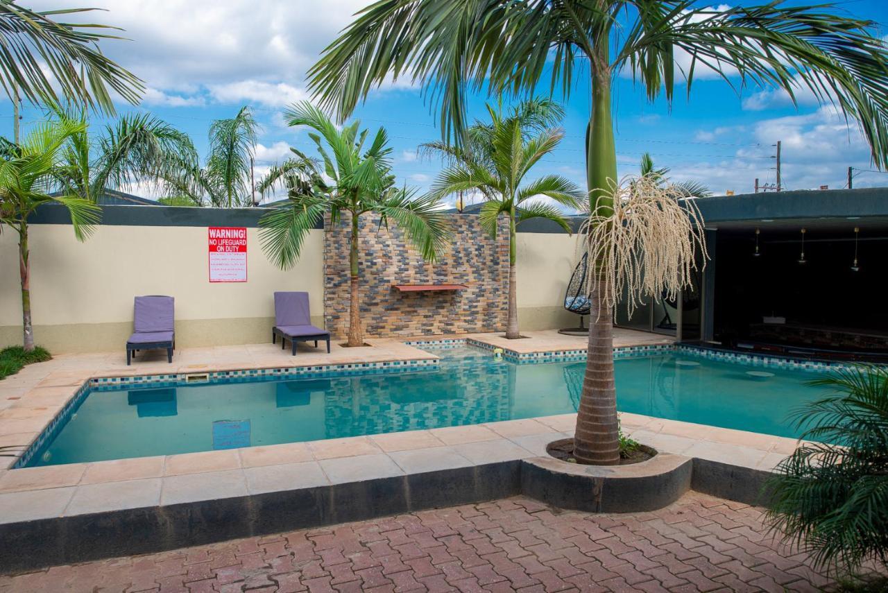 Emc Fully Furnished &Serviced Villas 4 Bedroom With Solar Power , Private Pool, Starlink Wifi ,Aircons & Dstv ลุซากา ภายนอก รูปภาพ