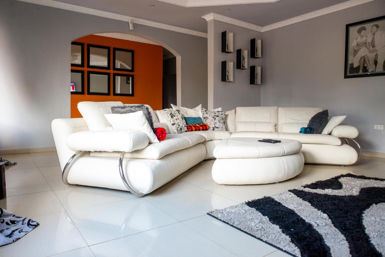 Emc Fully Furnished &Serviced Villas 4 Bedroom With Solar Power , Private Pool, Starlink Wifi ,Aircons & Dstv ลุซากา ภายนอก รูปภาพ