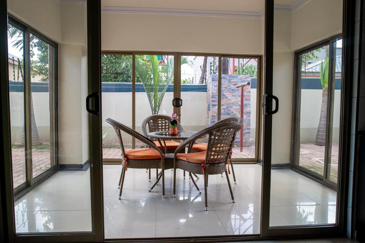 Emc Fully Furnished &Serviced Villas 4 Bedroom With Solar Power , Private Pool, Starlink Wifi ,Aircons & Dstv ลุซากา ภายนอก รูปภาพ