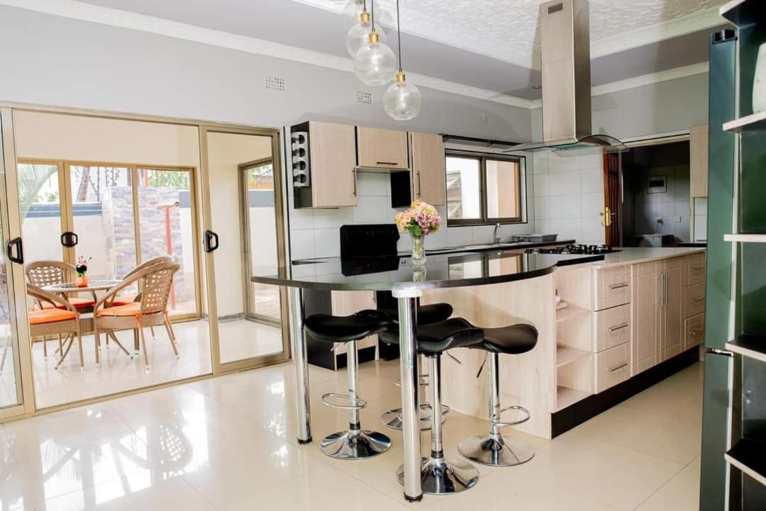 Emc Fully Furnished &Serviced Villas 4 Bedroom With Solar Power , Private Pool, Starlink Wifi ,Aircons & Dstv ลุซากา ภายนอก รูปภาพ