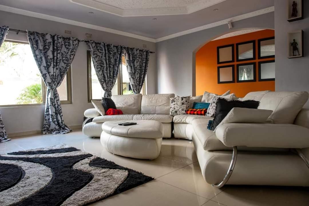 Emc Fully Furnished &Serviced Villas 4 Bedroom With Solar Power , Private Pool, Starlink Wifi ,Aircons & Dstv ลุซากา ภายนอก รูปภาพ