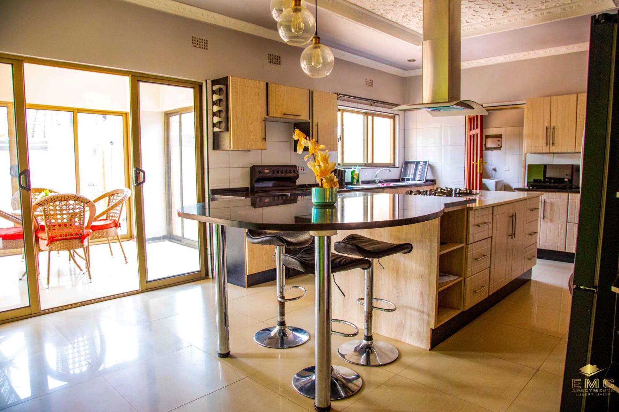 Emc Fully Furnished &Serviced Villas 4 Bedroom With Solar Power , Private Pool, Starlink Wifi ,Aircons & Dstv ลุซากา ภายนอก รูปภาพ